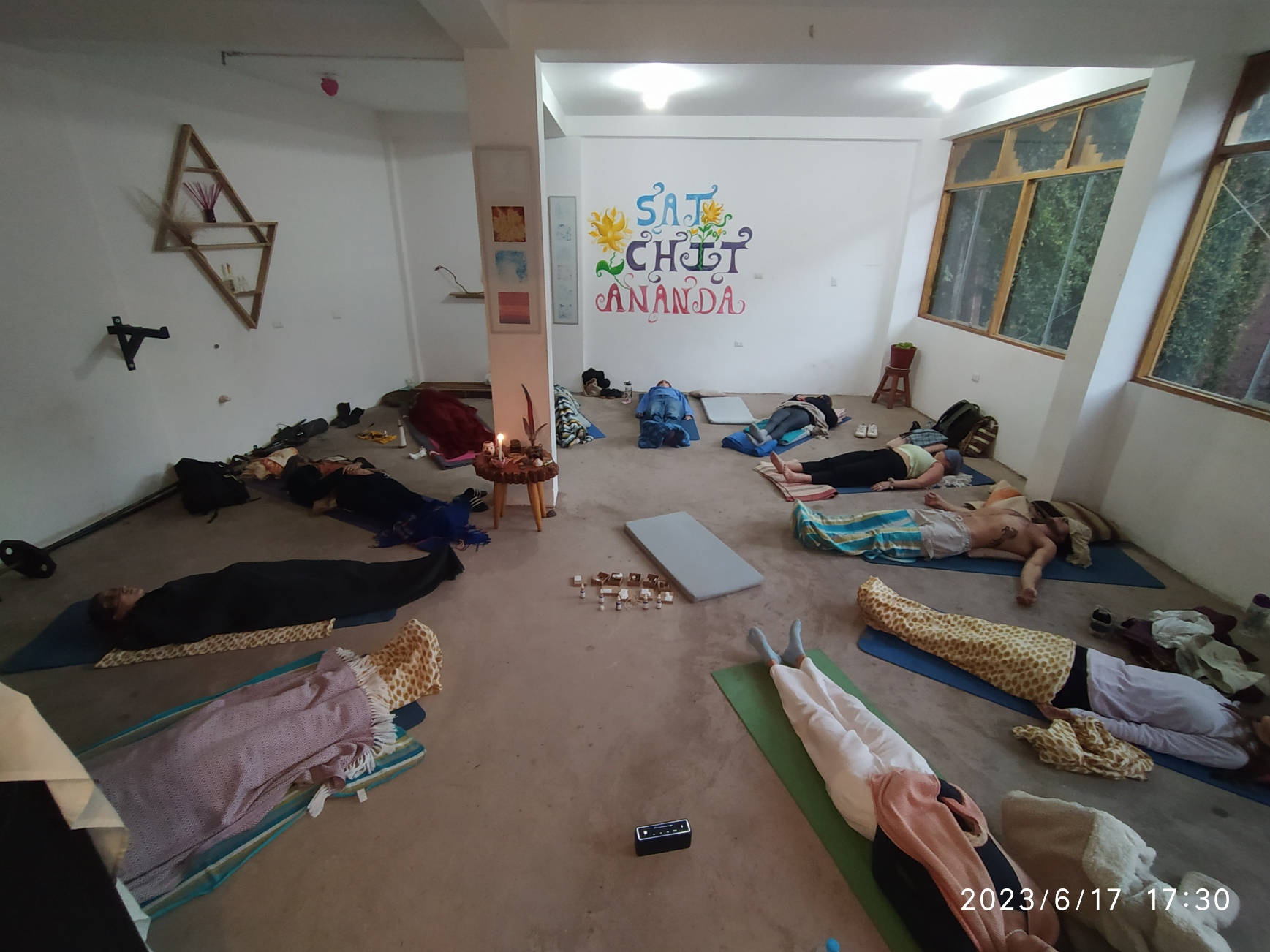 סשן נשימה במרחב פנימי עם נרות ומזרנים
