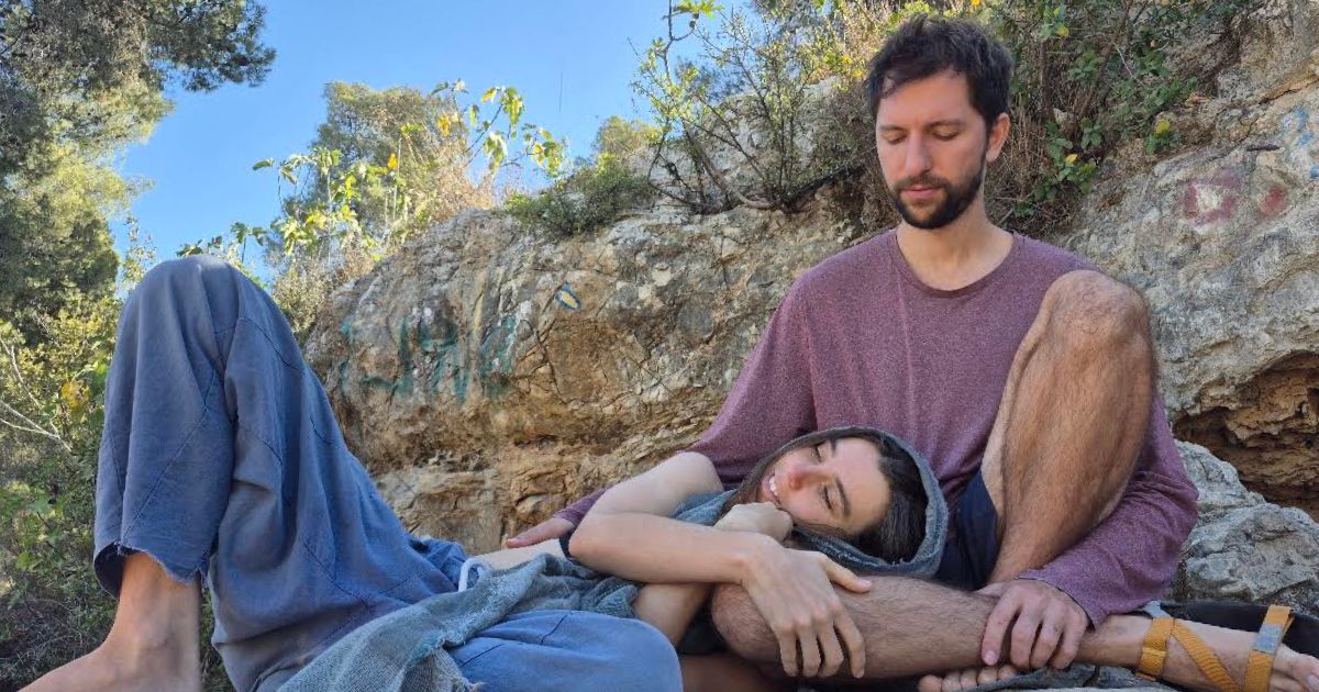 בני ונעמה נחים יחד בטבע